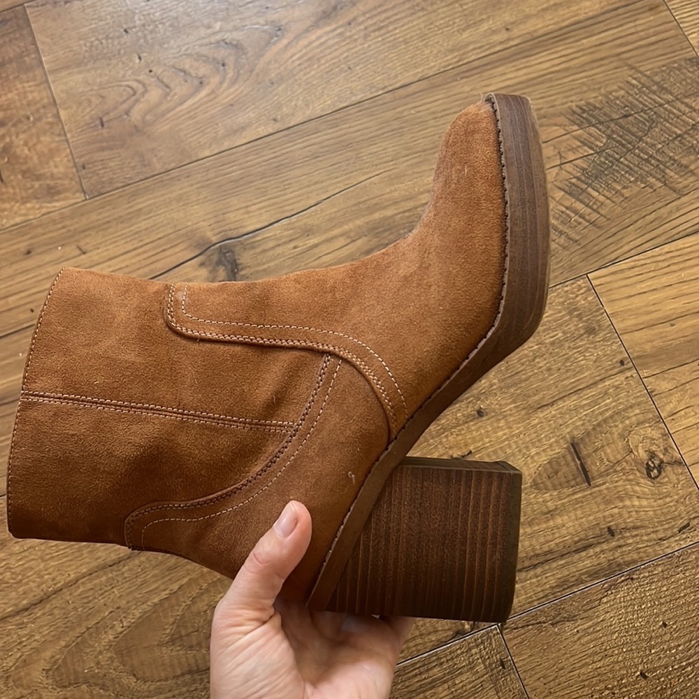 Universal Thread block heel boot